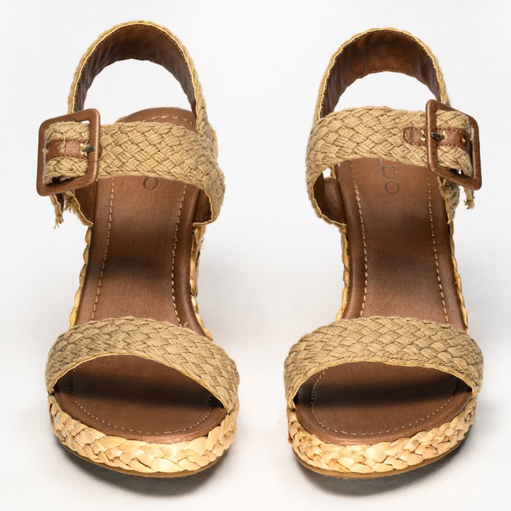 Aldo size 8 tan wedge